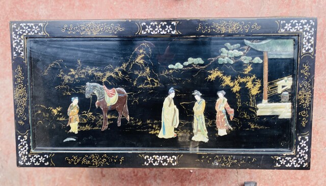 Table basse gigogne à décor de paysage chinois et personnages . XX siècle .