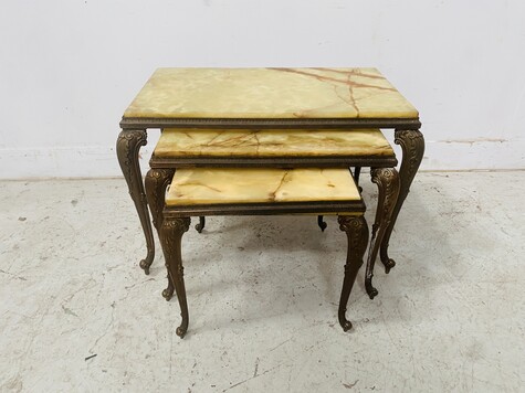 Table basse gigogne style Louis XV dessus marbre onyx . XX siècle .