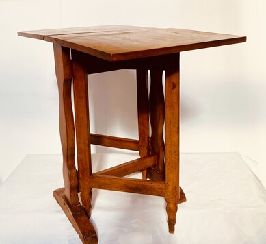 table gateleg en noyer massif piètement en architecture . XIX siècle .
