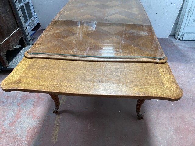 table louis XV en chêne massif plateau parquet de Versailles . XX siècle .