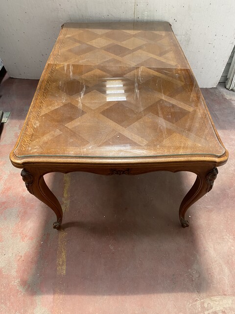 table louis XV en chêne massif plateau parquet de Versailles . XX siècle .