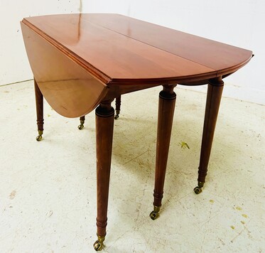table six pieds à abattant en acajou massif piétements conique . XIX siècle .
