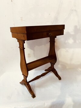travailleuse époque directoire en noyer comportant un tiroir . XIX siècle .