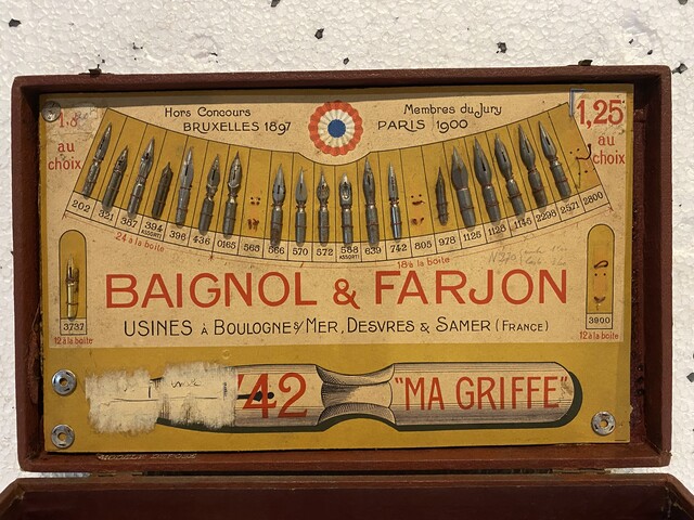 valise de représentation de plumes de la maison Baignol & Fargon . XX siècle .