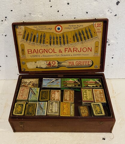 valise de représentation de plumes de la maison Baignol & Fargon . XX siècle .