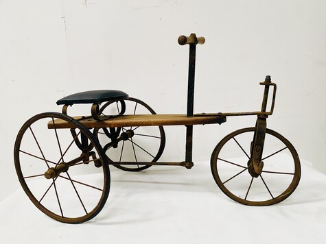 vélo jouer pour enfant dit la draisienne en fonte de fer et bois . XX siècle .