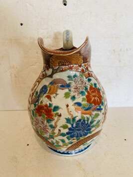 verseuse en porcelaine polychrome à rehauts doré d'érables du Japon . XX siècle.