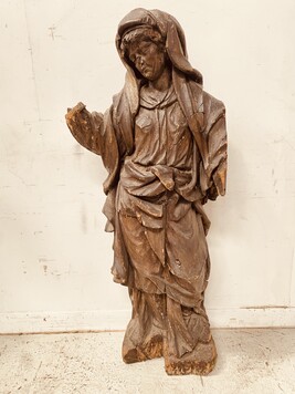 vierge de pitié en bois finement sculpté trace de polychromie . XVI siècle .